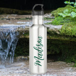 Garrafa Script Manuscrito de Nome Verde do Caçador Persona<br><div class="desc">Uma garrafa de água de aço inoxidável verde monograma personalizada e ousada para uma garota ou cara que ama presentes simples e escritos à mão. Belo roteiro cursivo ao lado da sua garrafa soletrando seu nome.</div>
