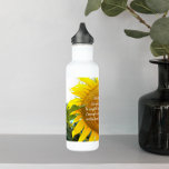 Garrafa Serenity Prayer Amarelo Sunflower<br><div class="desc">Sinta a sua sede nesta moda de água de aço inoxidável,  que mostra a foto de um florescimento amarelo brilhante junto com as palavras inspiradoras da Serenity Prayer impressas em branco e estilizado. Selecione a cor da garrafa de água.</div>
