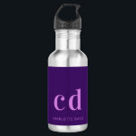 Garrafa Sinais roxos de monograma cor-de-rosa com nome mod<br><div class="desc">Um fundo roxo profundo. Texto cor-de-rosa. Personalize e adicione suas iniciais de monograma e seu nome.</div>
