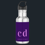 Garrafa Sinais roxos de monograma cor-de-rosa com nome mod<br><div class="desc">Um fundo roxo profundo. Texto cor-de-rosa. Personalize e adicione suas iniciais de monograma e seu nome.</div>
