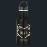 Garrafa Skeleton Mãos Casamento Personalizado em Forma de<br><div class="desc">Esta garrafa d'água tem uma ilustração das mãos de esqueleto em forma de coração moldando as primeiras iniciais da noiva e do noivo com a data do casamento abaixo. O gráfico e o texto estão em creme ou marfim. Faz um presente de manutenção de excelente ou um favor para os...</div>