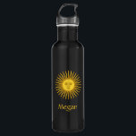 Garrafa Sob o Sol Personalizado<br><div class="desc">Um design de sol radiante com nome personalizado faz um presente de excelente. Personalize o nome de acordo com as suas necessidades ou remova-o completamente se preferir apenas o gráfico solar.</div>