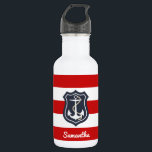 Garrafa Stripes e Âncoras Náuticas com Qualquer Nome<br><div class="desc">Um design náutico vermelho e branco listrado com um escudo azul marinho com âncora do navio. Personalize com qualquer nome substituindo o nome de exemplo mostrado.</div>