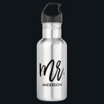 Garrafa Sua Própria Personalização<br><div class="desc">Dê a ele sua própria garrafa de água personalizada com uma grande tipografia química "Sr." e seu sobrenome. Também está disponível uma caneca correspondente para a senhora deputada. Estes fazem presentes de excelente para a família,  colegas de trabalho,  professores,  amigos e muito mais.</div>