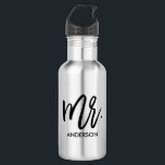 Garrafa Sua Própria Personalização<br><div class="desc">Dê a ele sua própria garrafa de água personalizada com uma grande tipografia química "Sr." e seu sobrenome. Também está disponível uma caneca correspondente para a senhora deputada. Estes fazem presentes de excelente para a família,  colegas de trabalho,  professores,  amigos e muito mais.</div>