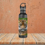 Garrafa Sumatran Tiger Wildlife Photo<br><div class="desc">Acaba a sede enquanto vai com esta garrafa de água de aço inoxidável que mostra uma foto embrulhada de um lindo Sumatran Tiger,  uma espécie animal ameaçada de extinção. Selecione a cor da garrafa de água.</div>