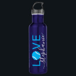 Garrafa Tênis Love Personalizado Bright Cyan Blue<br><div class="desc">Uma garrafa de água de aço inoxidável personalizada, azul e brilhante, com o nome "LOVE" monograma, usa uma letra elegante e fofa de escrita caligráfica e tem um padrão de rede sutil para um efeito único de design de pop monotone monocromático monocromático com uma bola de tênis como "O" no...</div>