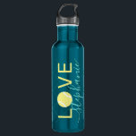 Garrafa Tênis Love Personated Teal and Yellow<br><div class="desc">A garrafa de água de aço inoxidável personalizada, verde azul Teal e amarelo, com o nome "LOVE" monograma, usa uma letra elegante e fofa de escrita de caligrafia e tem um padrão de rede sutil para um tom especial único no efeito de design de pop de tom com uma bola...</div>