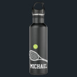Garrafa Tênis Personalizado Nome Branco Preto<br><div class="desc">Garrafa de água tênis personalizada personalizada, preta e branca, com um gráfico simples em rack tênis e um nome personalizado ou texto numa fonte de monograma desportivo. presente de excelente para homens, mulheres, adolescentes ou crianças jogador de tênis com um olhar desportivo clássico e design moderno em um dom útil...</div>