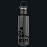 Garrafa Tênis Personalizado Nome Preto<br><div class="desc">Uma garrafa de água tênis personalizada com estilo preto-a-preto personalizada, com um simples gráfico em rack de tênis e um nome personalizado ou texto em uma fonte de monograma esportivo. presente de excelente para homens, mulheres ou jovens jogadores de tênis com um visual elegante e sutil de esporte clássico e...</div>
