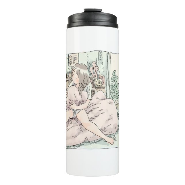 GARRAFA TÉRMICA  さなさやじ　ベランダのある部屋の窓際で布団の上でクッションを抱きしめて座る女性のイラスト (Frente)