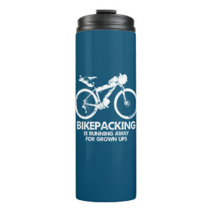 Garrafa Térmica A Bicicleta Está A Correr Para Ups Cultivados