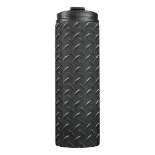 Garrafa Térmica Aço preto, textura metálica ondulada.