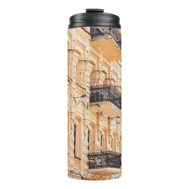 Garrafa Térmica An old yellow house with wrought-iron balconies. f (Frente)