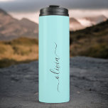 Garrafa Térmica Aqua Blue Teal Modern Script Girly Monographic Nam<br><div class="desc">Aqua Blue Teal Monogramas Nome Beba Tumbler. Isto faz o doce e perfeito aniversário de 16 anos,  casamento,  chá de panela,  aniversário,  chá de fraldas ou festa de solteira presente para alguém que ama luxo de luxo e estilos quíticos.</div>