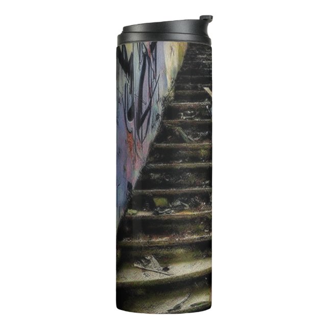 Garrafa Térmica Arte Urbana em Escadas de Edifício Abandonado (Giro à esquerda)