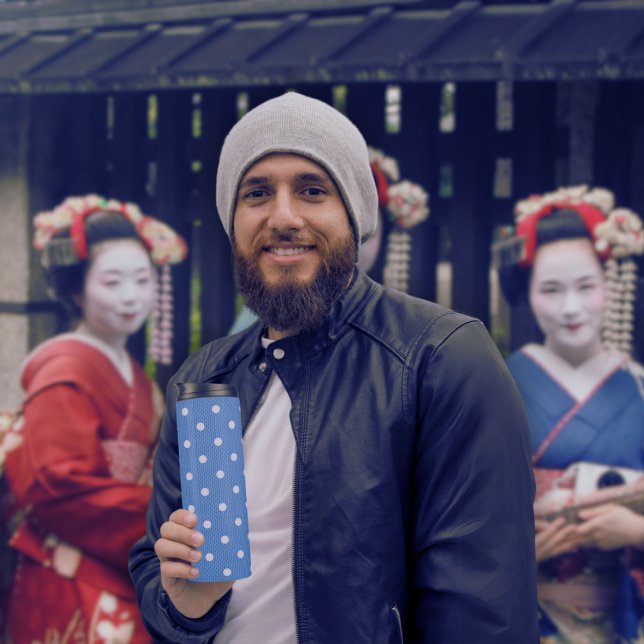 Garrafa Térmica Azul Dotty Delight (A man holds a Dotty Delight Blue Thermal Tumbler.)