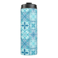 azulejos ornamentados em azul e branco