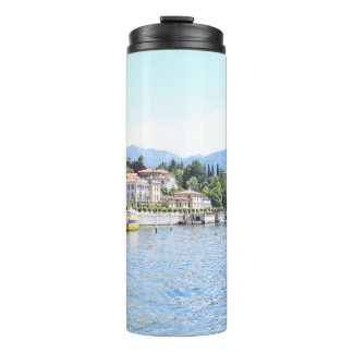 GARRAFA TÉRMICA BARCO AMARELO ENCAIXADO PERTO DA CONSTRUÇÃO