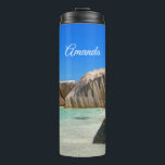 Garrafa Térmica Belo Mar Tropical com uma praia Rocky<br><div class="desc">Tumbler térmico com uma fotografia de uma praia azul-turquesa oceânica com grandes rochas espalhadas ao longo da costa. Local tropical brilhante e ensolarado.</div>