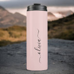 Garrafa Térmica Blush Dusty Pink Modern Script Girly Monograma Nom<br><div class="desc">Nome do Monograma Cor-de-Rosa Pintado Esmagado Beba Tumbler. Isto faz o doce e perfeito aniversário de 16 anos,  casamento,  chá de panela,  aniversário,  chá de fraldas ou festa de solteira presente para alguém que ama luxo de luxo e estilos quíticos.</div>