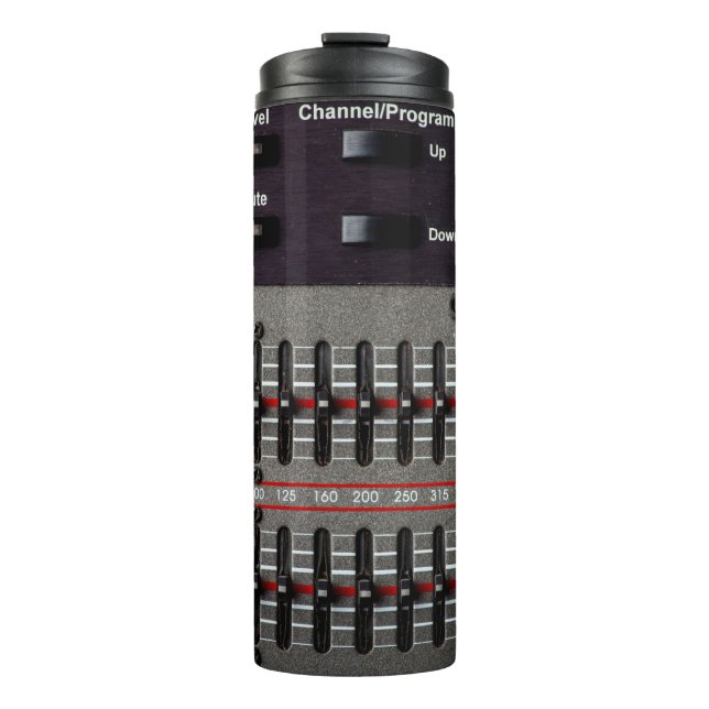 Garrafa Térmica Botões em um mixer de som em um estúdio de gravaçã (Frente)