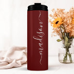 Garrafa Térmica Bridesmaid da Borgonha Personalizada<br><div class="desc">Celebrar o dia especial da noiva com este elegante e personalizado martelo. A matiz rica expele sofisticação, enquanto o nome personalizável do roteiro adiciona um toque pessoal. Esse cambaleador de aço inoxidável é perfeito para manter bebidas quentes ou frias durante as festividades do casamento e faz um presente pensativo e...</div>