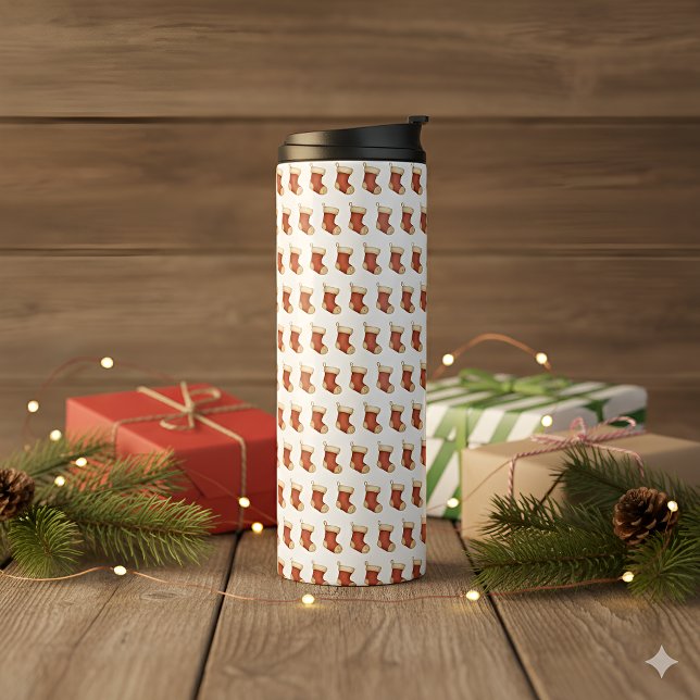 Garrafa Térmica Caneca de Viagem Meia de Natal com Pontos Macios (Sip the season in style.
Our Soft Stitches Christmas Stocking Travel Mug wraps every warm drink )