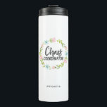 Garrafa Térmica Caos Coordenador Funny | Adicionar nome<br><div class="desc">Engraçado tumbler para mulheres profissionais ou mães. O texto diz "Coordenador do Caos" e há uma camada floral de aquarela em volta do texto. Você pode adicionar um nome na parte inferior. Dons de excelente para mães! Design feminina e humorística.</div>
