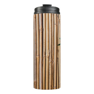 Garrafa Térmica Cerca da barreira do bambu