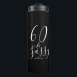 Garrafa Térmica Chic 60 Black White Name 60th Birthday Gift<br><div class="desc">Comemore a fazer 60 anos de estilo com esse moderno nome personalizado 60 anos, tumbler térmico preto-e-branco com o texto 60 e misericordioso em elegante roteiro branco. Basta adicionar seu nome a este tumbler térmico de celebração de 60 anos. Presente perfeito de aniversário para um moderno, na moda e elegante...</div>