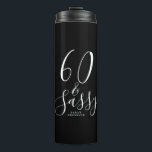 Garrafa Térmica Chic 60 Black White Name 60th Birthday Gift<br><div class="desc">Comemore a fazer 60 anos de estilo com esse moderno nome personalizado 60 anos, tumbler térmico preto-e-branco com o texto 60 e misericordioso em elegante roteiro branco. Basta adicionar seu nome a este tumbler térmico de celebração de 60 anos. Presente perfeito de aniversário para um moderno, na moda e elegante...</div>