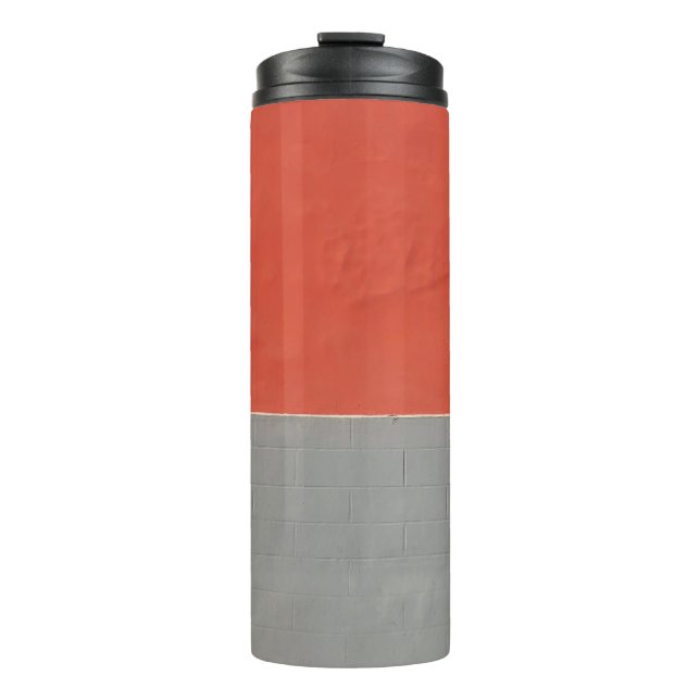 Garrafa Térmica Cinza e parede pintada de laranja (Frente)