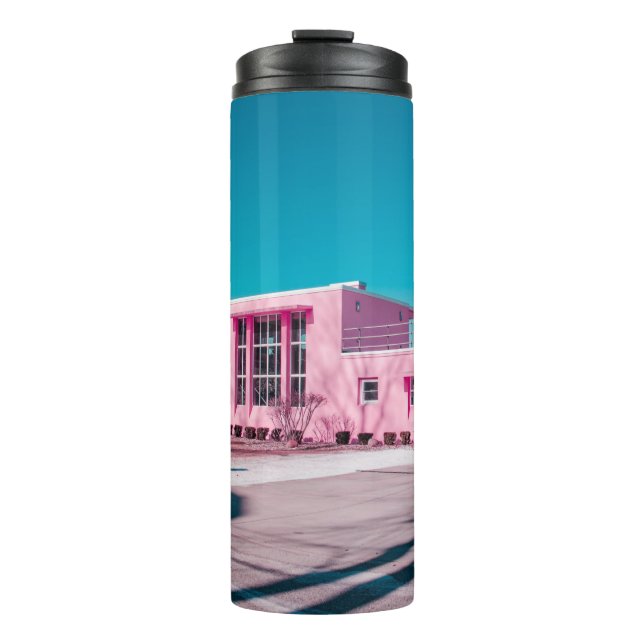 Garrafa Térmica Construção de betão rosa sob céu azul (Frente)