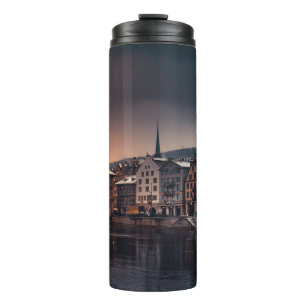 Garrafa Térmica CONSTRUÇÃO DE cinzas E CONCRETOS BRANCOS PERTO D