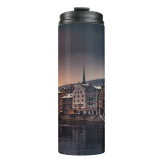 Garrafa Térmica CONSTRUÇÃO DE cinzas E CONCRETOS BRANCOS PERTO DO