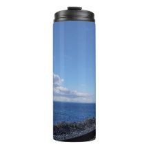 costa e via-férrea sob céu azul