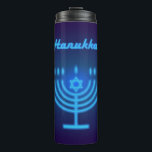 Garrafa Térmica Decoração de Hanukkah Festival Menorah<br><div class="desc">Feliz Festival Hanukkah Menorah decorativo azul e ornamento dourado Tumbler Térmico, escola. Hanukkah Jewish Holiday Trendy design, néon azul acende a ilustração festiva de Férias Judaicas para Casa, Cozinha e Jantar, Drinkware, Tumblers & Bebendo Glass, Hanukkah Thermal Tumbler.</div>