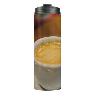Garrafa Térmica dentro de café