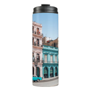 GARRAFA TÉRMICA  DOIS CARROS ESTACIONADOS FORA DO EDIFÍCIO