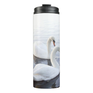 Garrafa Térmica Dois Cisnes Nadando no Lago Tranquilo