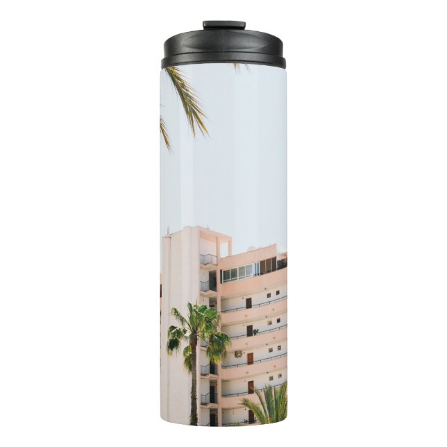 GARRAFA TÉRMICA  EDIFÍCIO DE CONCRETO BRANCO AO LADO DA ÁRVORE DE P (Frente)