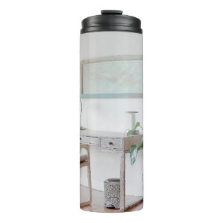 GARRAFA TÉRMICA  EMPTY DESK NEAR CURTAIN