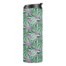 Folhas verdes tropicais com flor roxa