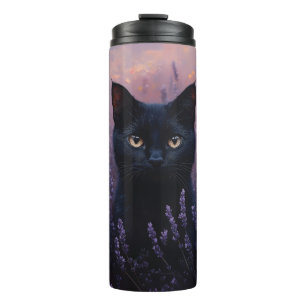 Garrafa Térmica Gato Preto numa Ilustração de Campo de Lavanda