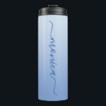 Garrafa Térmica Gradiente Azul Claro de Centáurea Elegante Assinat<br><div class="desc">Um gradiente ombre de azul centáurea claro a escuro com um nome de assinatura moderno e elegante. Você pode desagrupar as camadas de texto para personalizar o tamanho da fonte, cor, bem como as configurações de estilo de sombra. O texto é vertical na área de impressão. O gráfico digital de...</div>