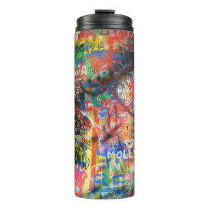 Garrafa Térmica Grafite multicolorido na parede de concreto