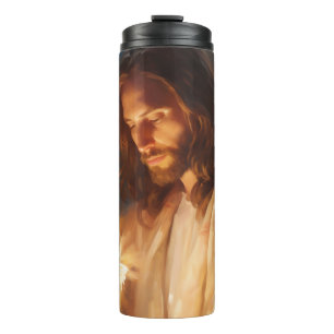 Garrafa Térmica Jesus segurando a vela com o tumbler térmico