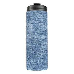 Garrafa Térmica Lave com ácido o denim azul, textura próxima.