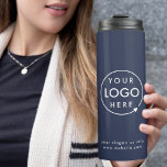 Garrafa Térmica Logo | Marinho da empresa comercial azul<br><div class="desc">Um simples modelo de negócios azul marinho personalizado em um estilo moderno minimalista que pode ser facilmente atualizado com o logotipo e o texto da sua empresa. Se você precisar de ajuda para personalizar este produto, entre em contato comigo usando o botão de mensagem abaixo e terei todo o prazer...</div>